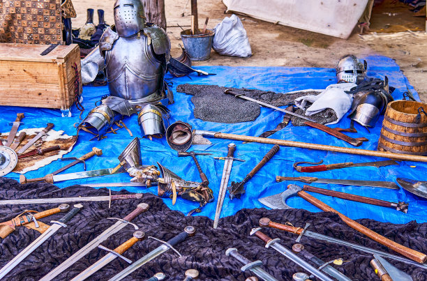 大量展示中世纪武器，包括剑、斧头和狼牙棒图片下载