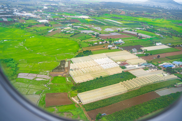 在接近机场时，透过飞机窗户俯瞰越南乡村的景色。有选择性的重点图片下载