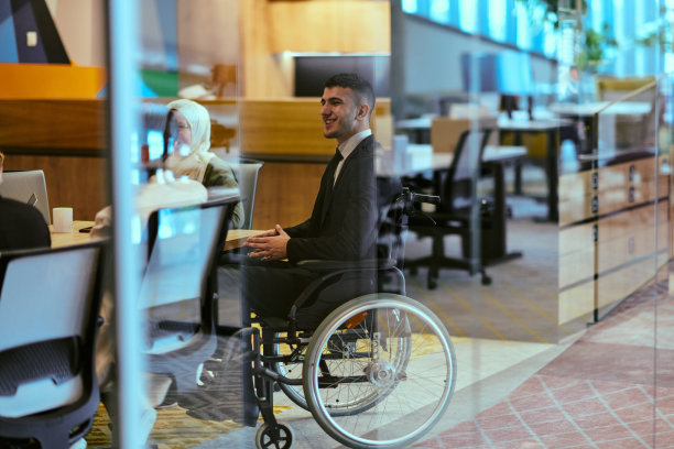 在一间现代化的玻璃办公室里，一位橙色头发的孕妇自信地向同事们展示她的商业计划，体现了企业家精神和创新精神图片下载