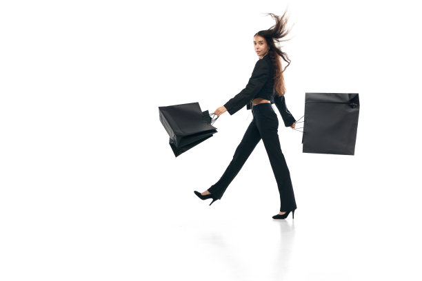 全长侧面照片可爱的黑发女士去购物穿着时尚的正式西装鞋孤立的白色工作室的颜色背景图片下载