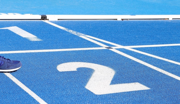 运动员的鞋子到达跑道上的终点线。在第二街或第二位置。图片下载