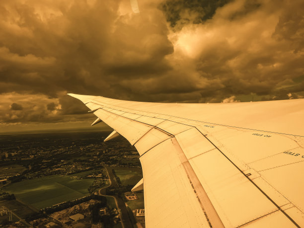 飞机从阿姆斯特丹机场起飞图片下载