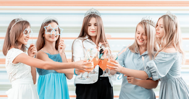 漂亮女孩碰杯图片下载