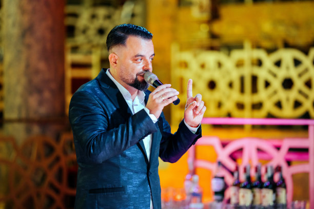 身着黑色西装的优雅司仪在婚礼上手持麦克风图片下载