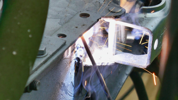 工人用圆锯切割金属，照片作为背景，焊接背景，焊工在工作图片下载