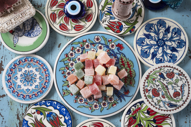 彩色土耳其美食在奥斯曼瓷砖概念照片，乌斯库达尔伊斯坦布尔，土耳其(土耳其语)图片下载