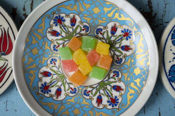 彩色土耳其美食在奥斯曼瓷砖概念照片，乌斯库达尔伊斯坦布尔，土耳其(土耳其语)图片下载
