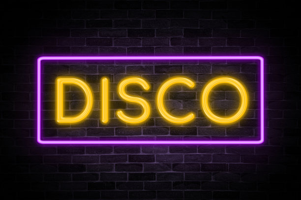 砖墙背景上的迪斯科霓虹灯横幅。图片下载