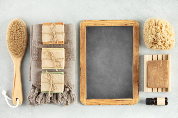 天然手工制作的肥皂，黑板和环保个人护理产品的俯视图照片图片下载