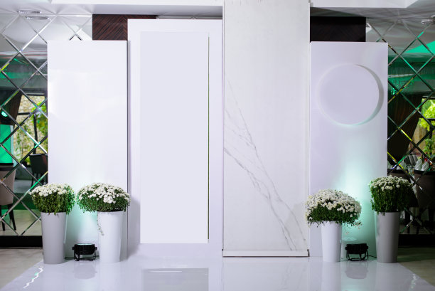 照片区白色拱门和鲜花为生日或婚礼图片下载