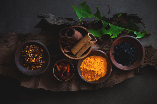 干香料在质朴的木头桌子股票照片图片下载