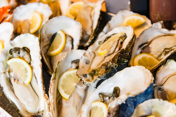 日本东京筑地鱼市的柠檬生蚝图片下载