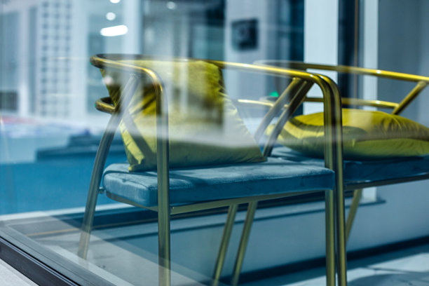 商店橱窗里的沙发椅子图片下载