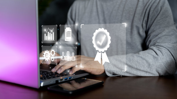 商人的手正在使用笔记本电脑在文件和正确标记标准质量控制认证的概念。图片下载