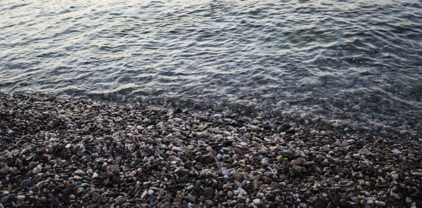 海边的照片，有波浪，傍晚的海边。图片下载