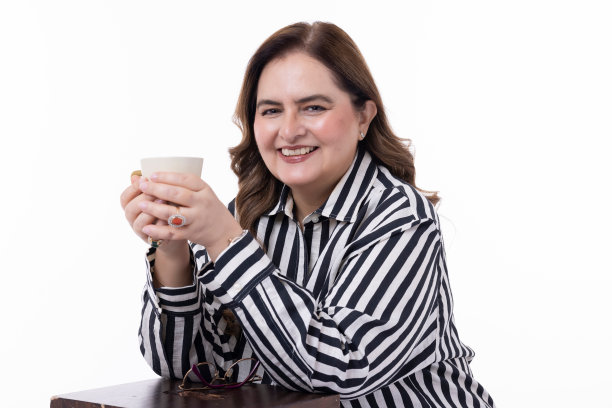 开朗的老妇人拿着杯子，孤立在白色背景上图片下载