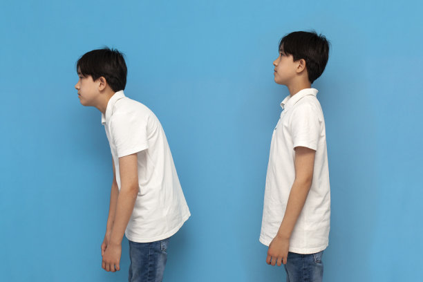 不良姿势概念：十二岁男孩驼背图片下载