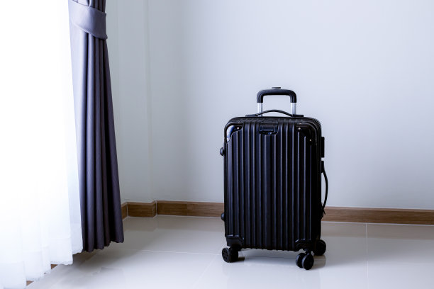 黑色旅行袋，行李或手提箱在现代酒店入住时，是时候旅行，服务，旅游，暑假和度假的概念。图片下载