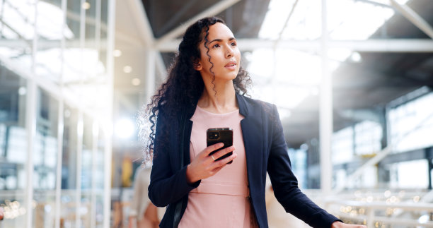 旅行机场场景：迷路困惑的女子通过手机App查找GPS位置图片下载