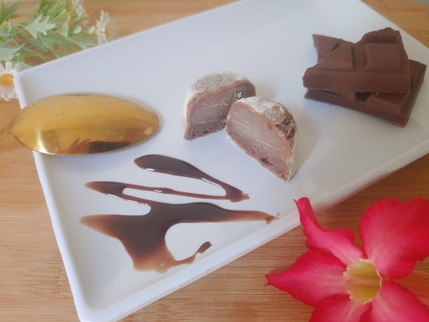 白色盘子里的巧克力麻糬冰淇淋图片下载