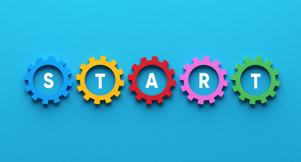 开始一项新的业务或生产过程这个词以蓝色背景上的齿轮开头。图片下载