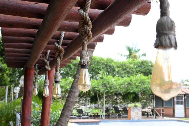 黄色光装饰照明意大利晾衣绳美丽发光的光图片下载