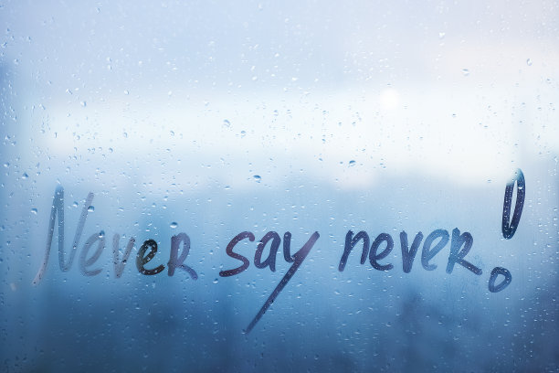 城市蓝窗上雾蒙蒙的玻璃上手绘的信息:永不言败图片下载