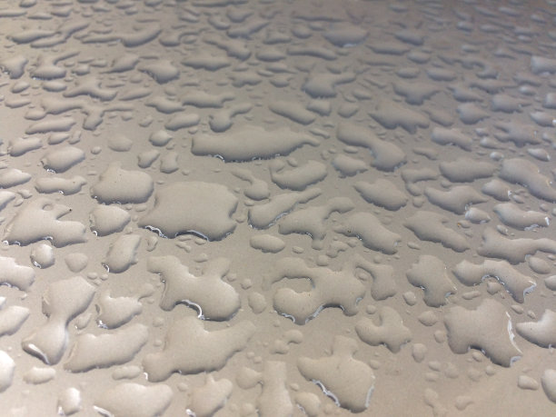 雨天停在街上的汽车，透过另一辆汽车的玻璃拍下了雨季的照片图片下载