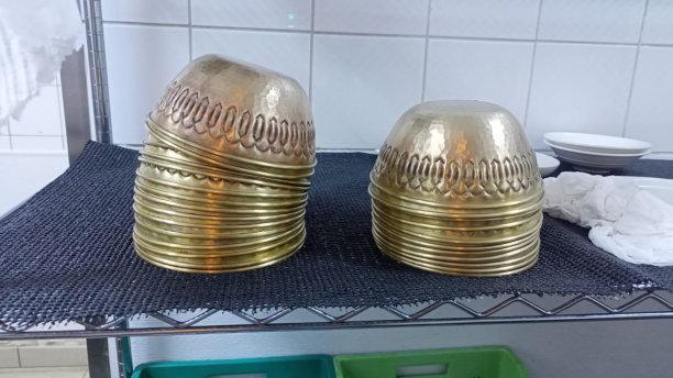 架子上的铜制沙拉碗图片下载