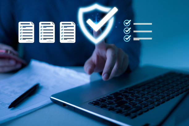 商务人员触摸图标，评估概念，检查办公文件，规划审核和评估准确性的流程。管理组织的重要文件、文件体系、审核文件和评估。图片下载