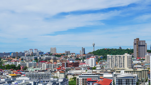 城市里到处都是公寓和酒店。泰国芭堤雅的高角度照片。图片下载