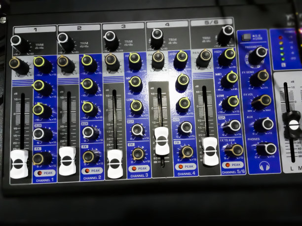 混音器和操作员笔记本电脑图片下载