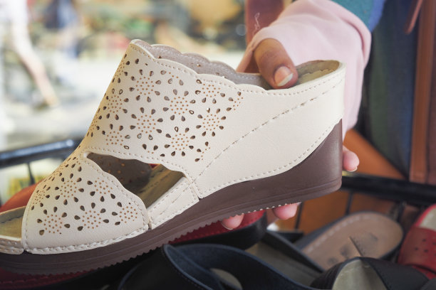 顾客选鞋之手图片下载