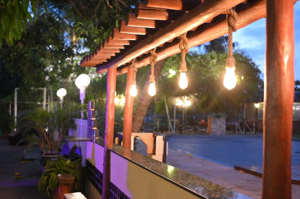 黄色光装饰照明意大利晾衣绳美丽发光的光图片下载