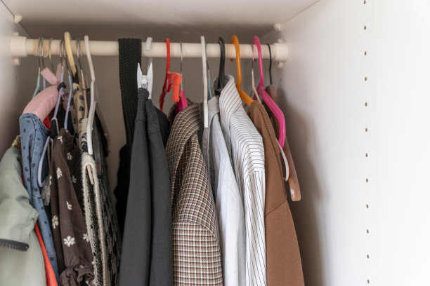 东西挂在衣架上。图片下载