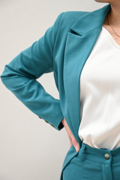 华丽的女性在白色的背景上孤立的蓝色西装。裁剪垂直照片图片下载