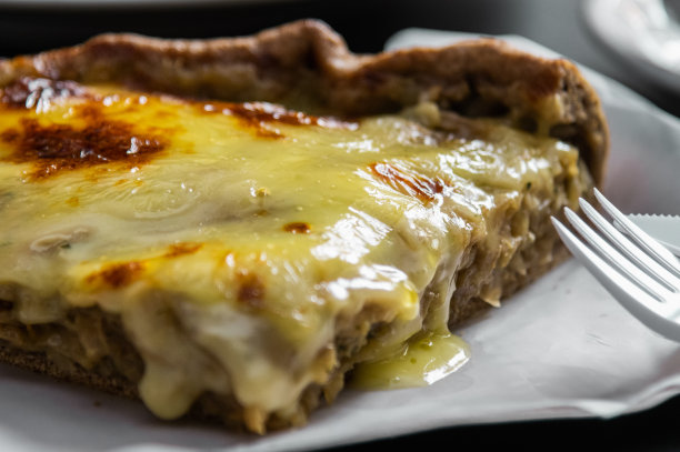 披萨和奶酪溢出或奶酪蛋糕与全麦面团的照片图片下载