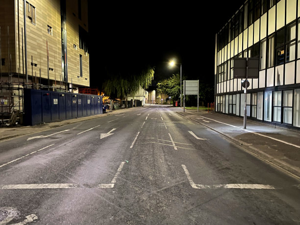 夜晚的城市街道图片下载