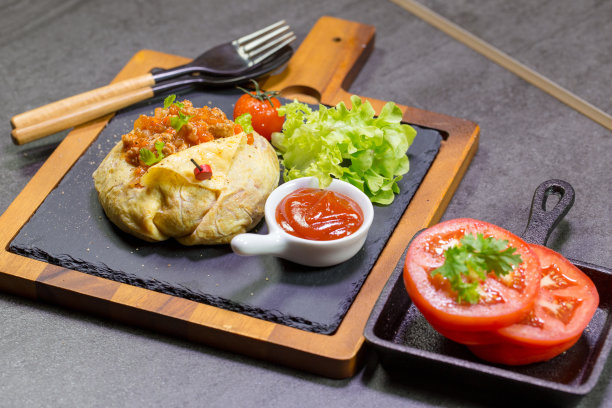 鸡蛋包或填充鸡蛋与碎猪肉，胡萝卜，番茄和青豆图片下载