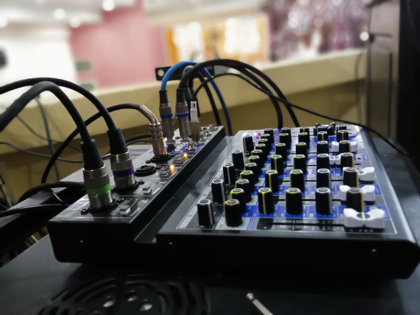 混音器和操作员笔记本电脑图片下载