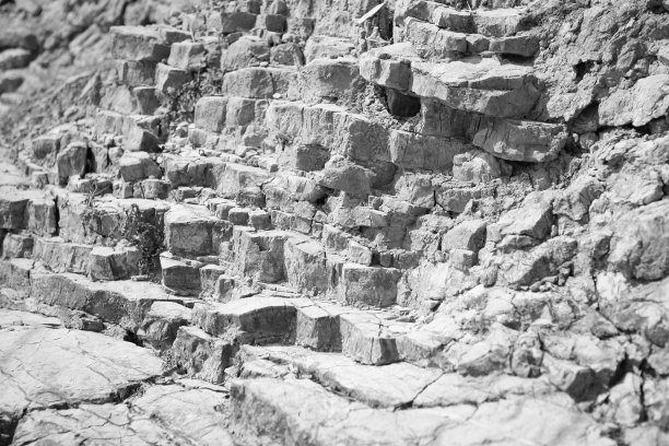 灰色背景来自天然石灰岩浮雕。艺术不规则石材表面出版，设计，海报，日历，帖子，屏幕保护程序，壁纸，横幅，封面，网站。高质量照片图片下载