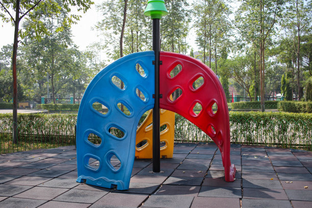 孩子们在公园里玩耍。爬操场的图片说明。图片下载