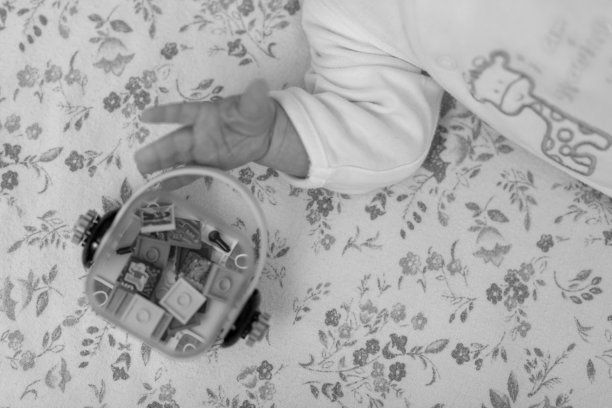 漂亮的男婴与儿童玩具摆姿势摄影师图片下载