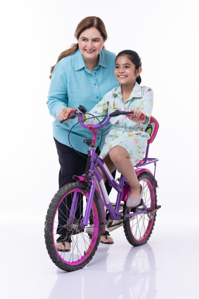 小女孩骑自行车和奶奶在白色背景。图片下载
