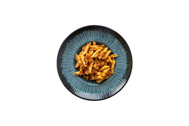 白色背景上的阿马特里西酱面食图片图片下载