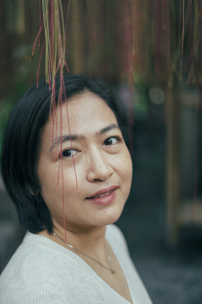 自然公园里一个女人的脸部特写照片图片下载