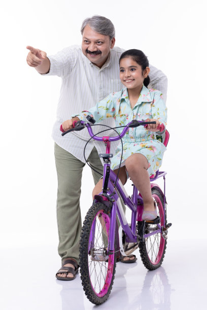 祖父和孙女骑着自行车，孤立在白色背景上。图片下载