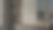 在一个现代的家庭办公空间中，白色墙壁的木制桌面上的复制空间图片下载