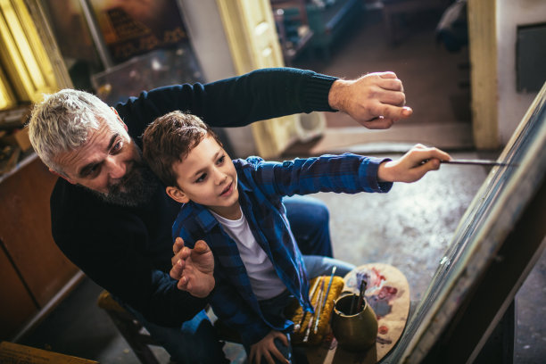 父子俩在艺术工作室一起工作和绘画图片下载