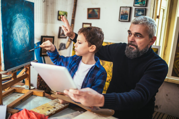 父子俩在艺术工作室一起工作和绘画图片下载